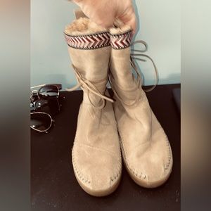 Women’s Tom’s leather moccasin boots, 5 1/2 very comfy